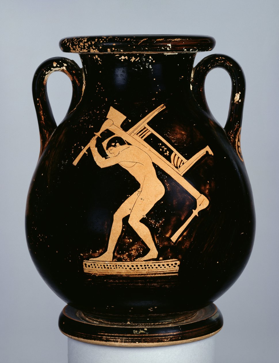 Pelike ático de figuras vermelhas decorado com um jovem carregando um sofá e uma mesa de três pernas nas costas, c.480 aC (cerâmica) de Pan Painter