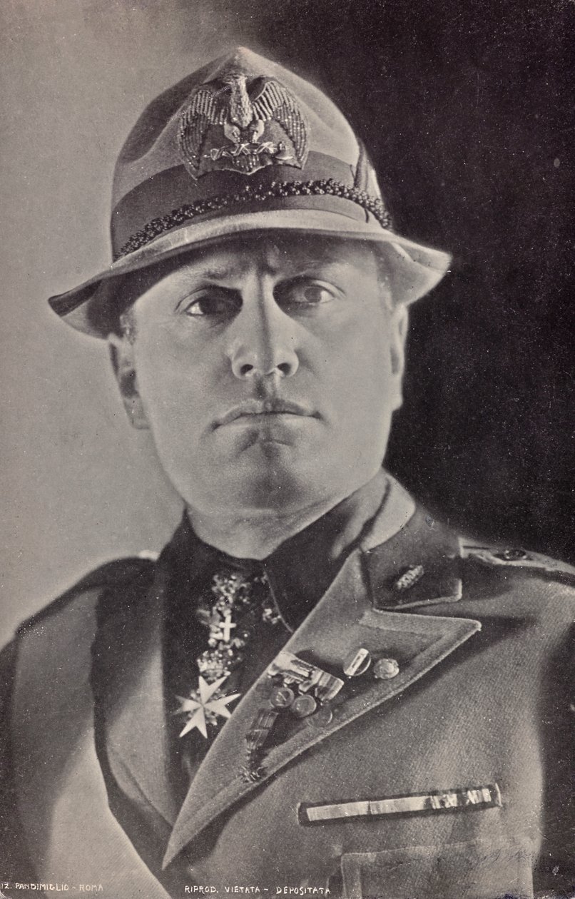 Álbum "Duce": Benito Mussolini no uniforme Militia (foto a p/b) de Pandimiglio Pandimiglio