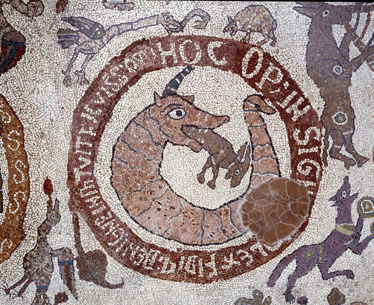 Representação do Leviatã na forma de um crocodilo encarnando Satanás segurando em sua boca uma lebre representando o ser humano. Mosaico de Pantaleone, sacerdote e mosaico. 1163-1166. Nave central da Catedral de Otranto (Otranto), Itália ©Luisa Ricci de Pantaleon Pantaleon