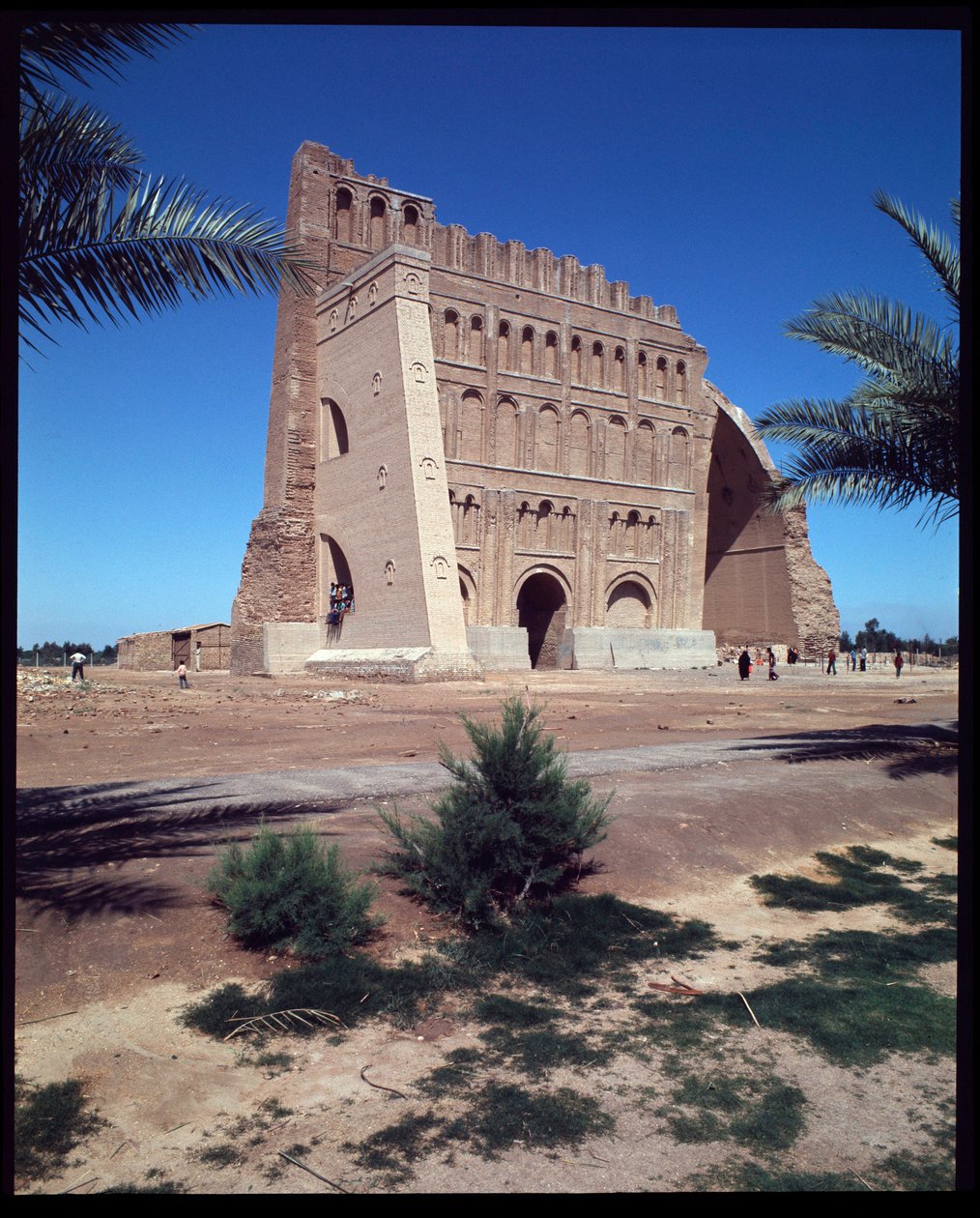 Vista do Palácio de Shapur I e do Arco de Chosroes de Parthian Parthian