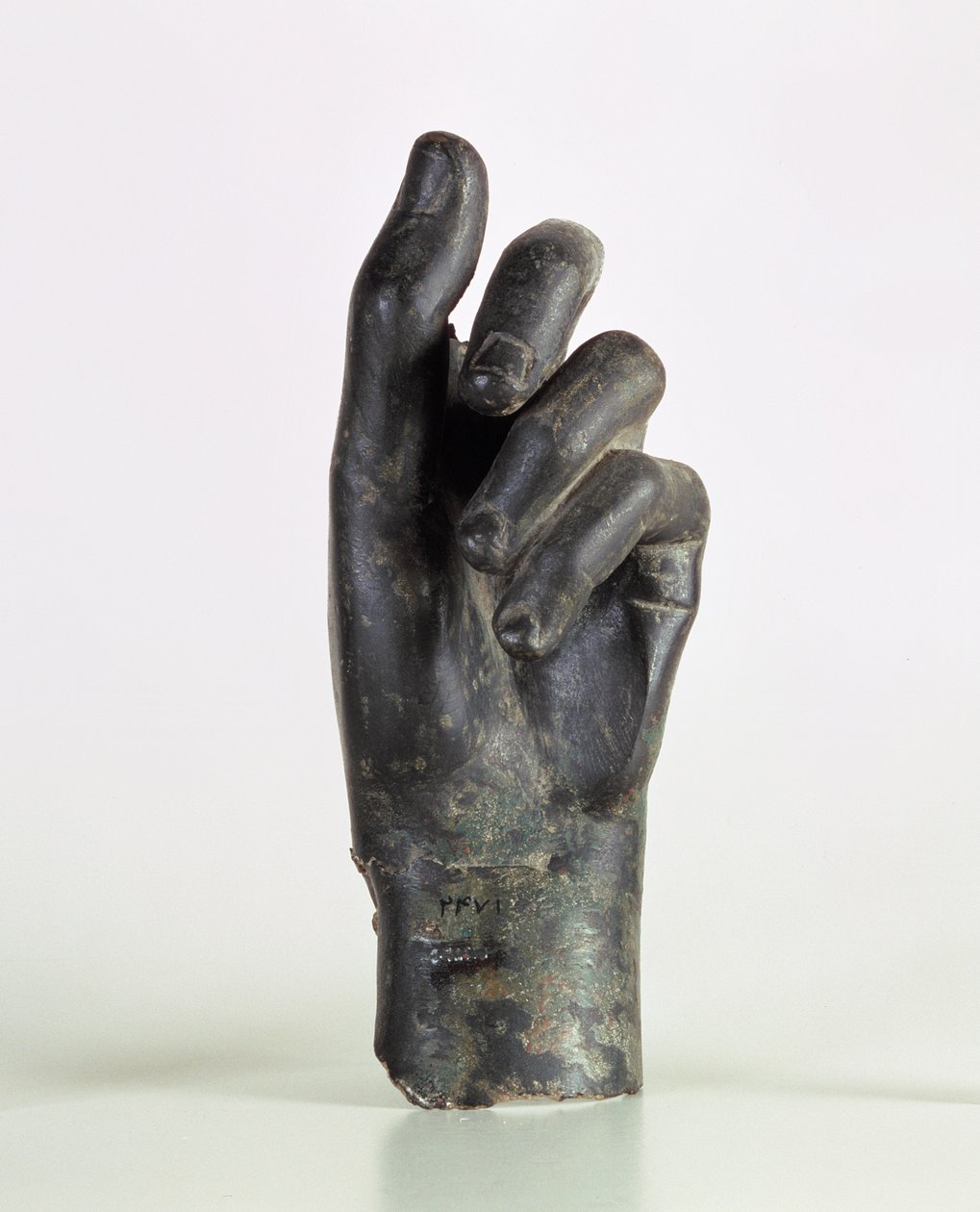 Fragmento de uma mão, possivelmente de um arqueiro, de Shami, Malamir, Irão (bronze) de Parthian School
