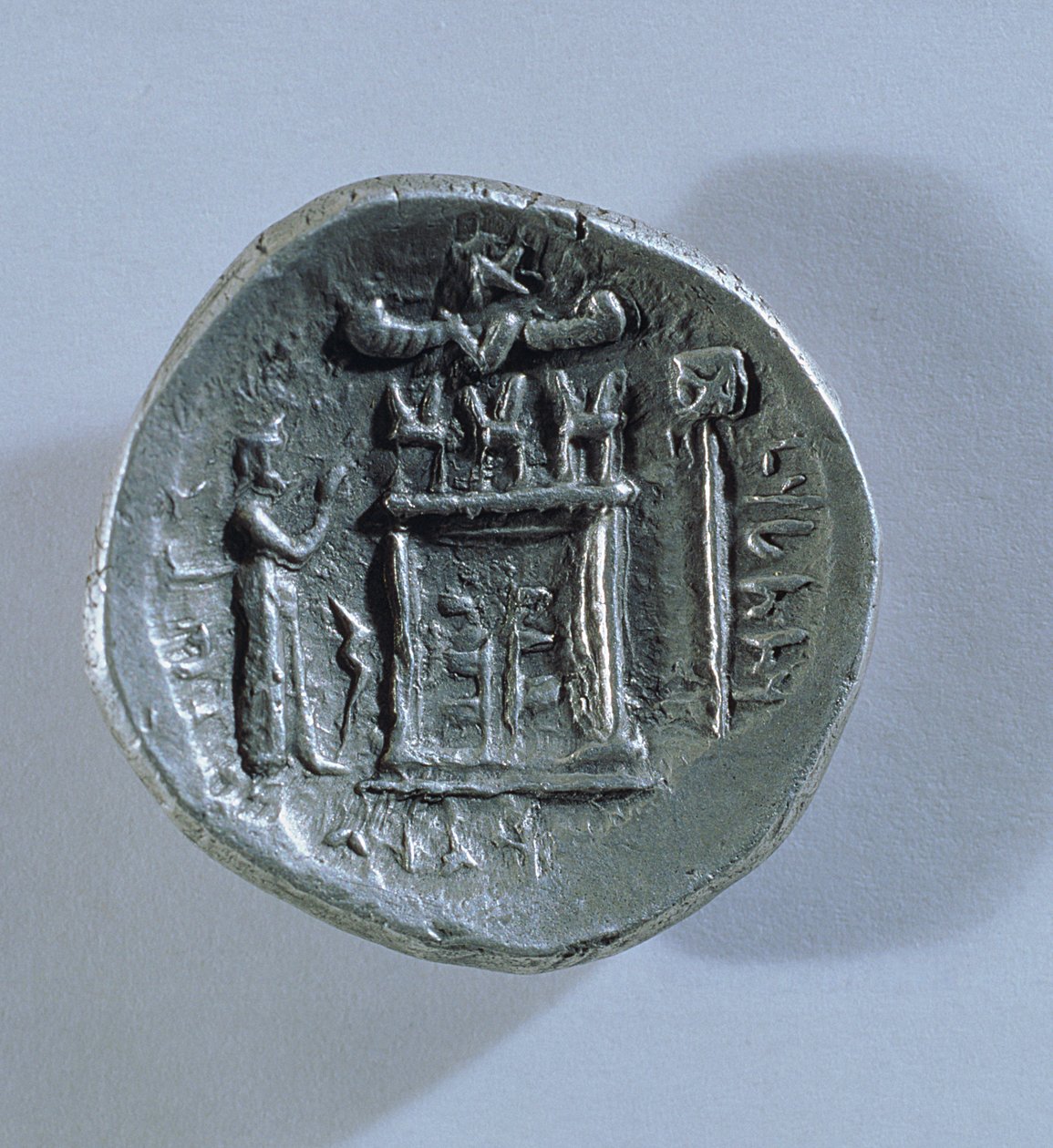 Tetradrachm de Vahbarz, rei de Persis, representando um altar de fogo zoroastriano (reverso) (ver também 180367) de Parthian School