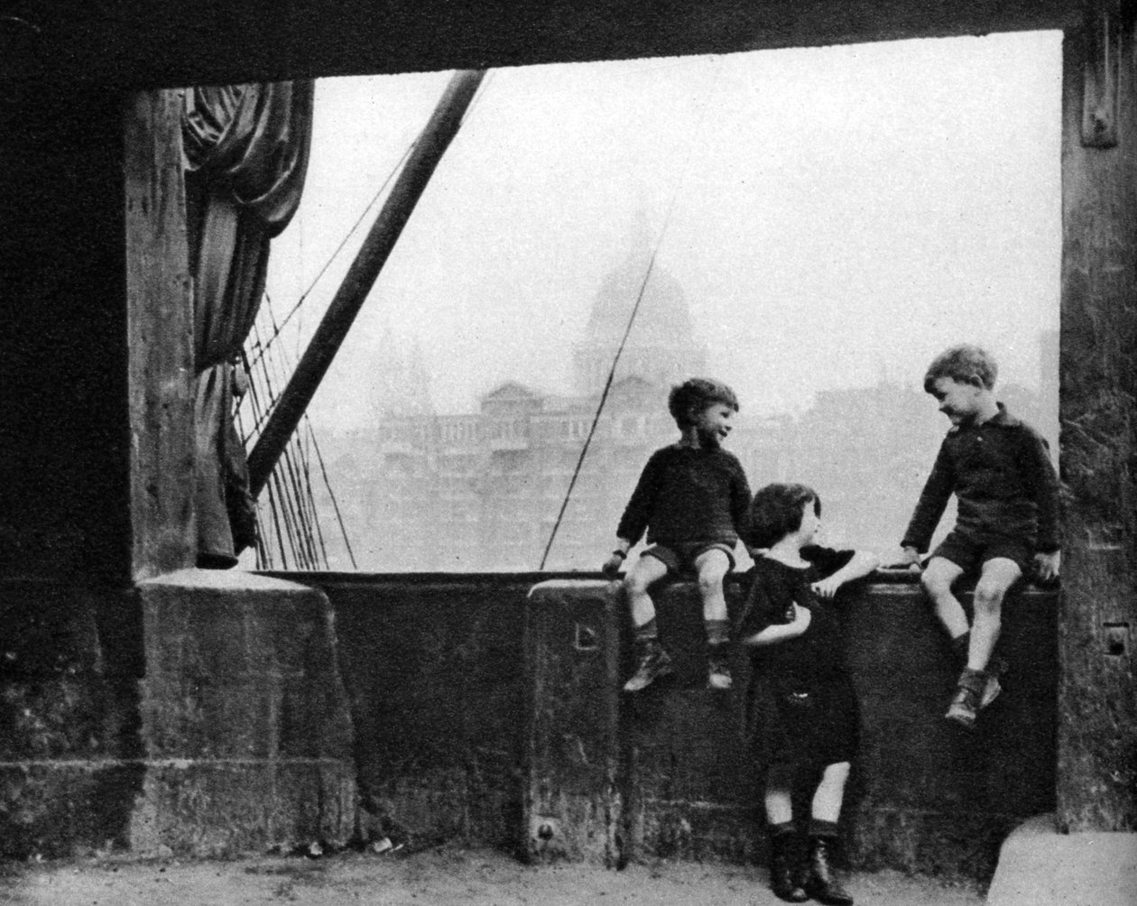 Bankside, em torno da ponte de Blackfriars, Londres, 1926-1927. de Paterson