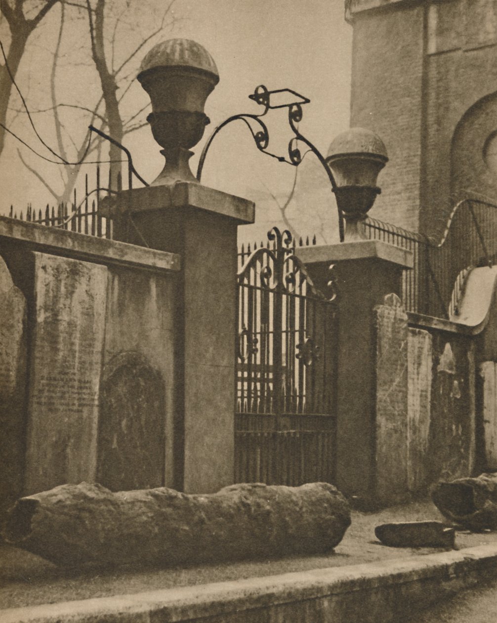 Troncos de olmo para tubos de conduíte desenterrados perto de St. Annes, Soho, c1935. de Paterson
