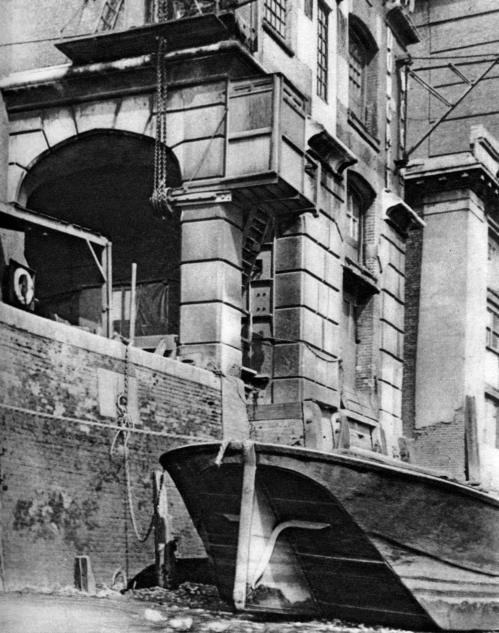 Os restos de uma mansão mercante da cidade do lado do Tamisa, perto da Estação Cannon Street, 1926-1927 de Paterson