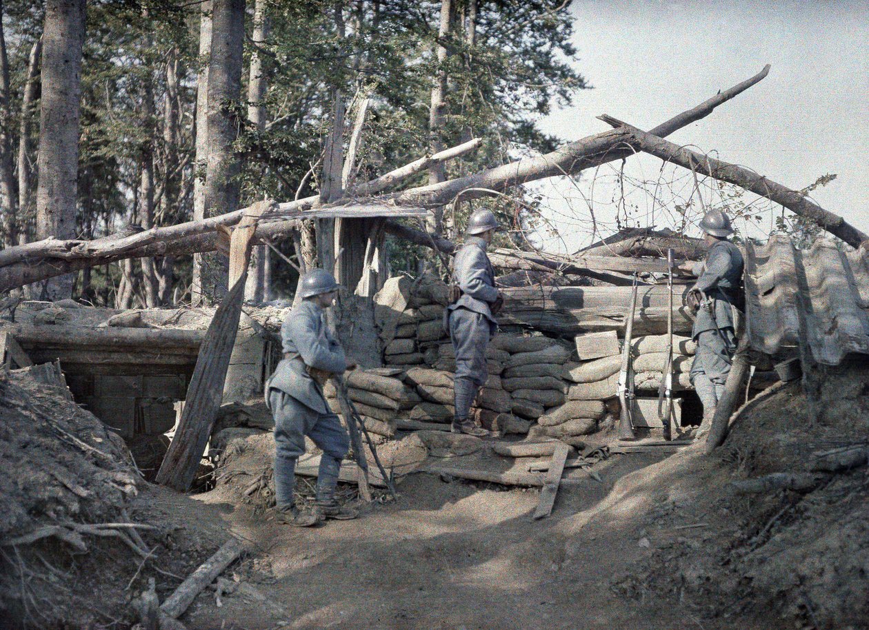 Um posto de observação francês com três soldados em uma trincheira reforçada com vigas de madeira e sacos de areia perto das linhas alemãs, Hirtzbach, departamento Alto Reno, Alsácia, França, 16 de junho de 1917 de Paul Castelnau