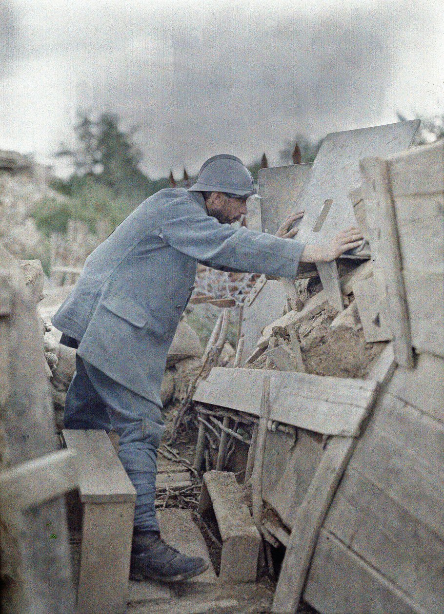 Um soldado francês no vigia do Exército 26 está vendo a área à sua frente através de um escudo protetor de metal, Eglingen, Departamento Alto Reno, Alsácia, França, 26 de junho de 1917 (automático) de Paul Castelnau