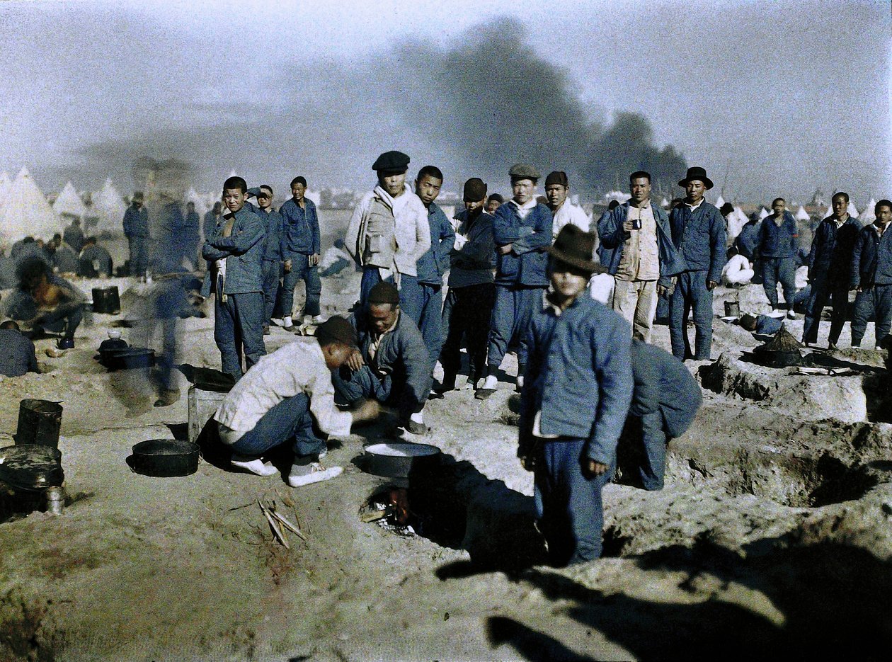 Um acampamento de trabalhadores do corpo de trabalhadores chineses britânicos recrutados para participar da campanha do Oriente Médio, Egito, 1917 (autocrômico) de Paul Castelnau