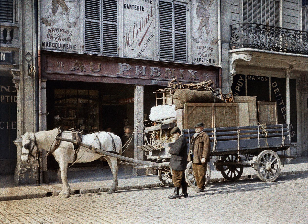 Um carrinho de cavalo é carregado com móveis e pertences pessoais em frente a uma loja de artigos de couro, Reims, França, 4 de maio de 1917 (autocrômico) de Paul Castelnau