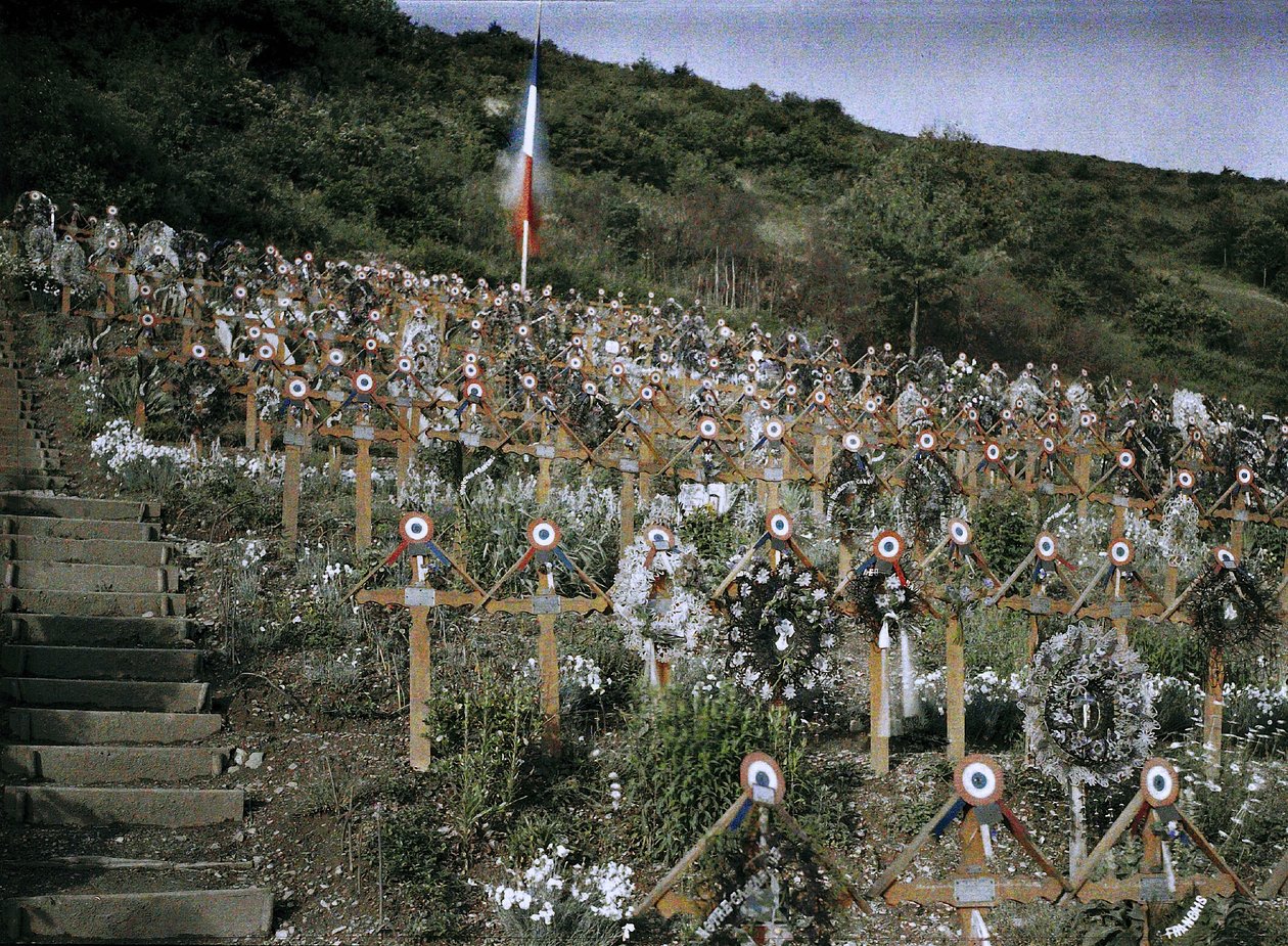 Um cemitério militar em uma encosta na cidade de Moosch, Alsácia, França, 1917 (autochrome) de Paul Castelnau
