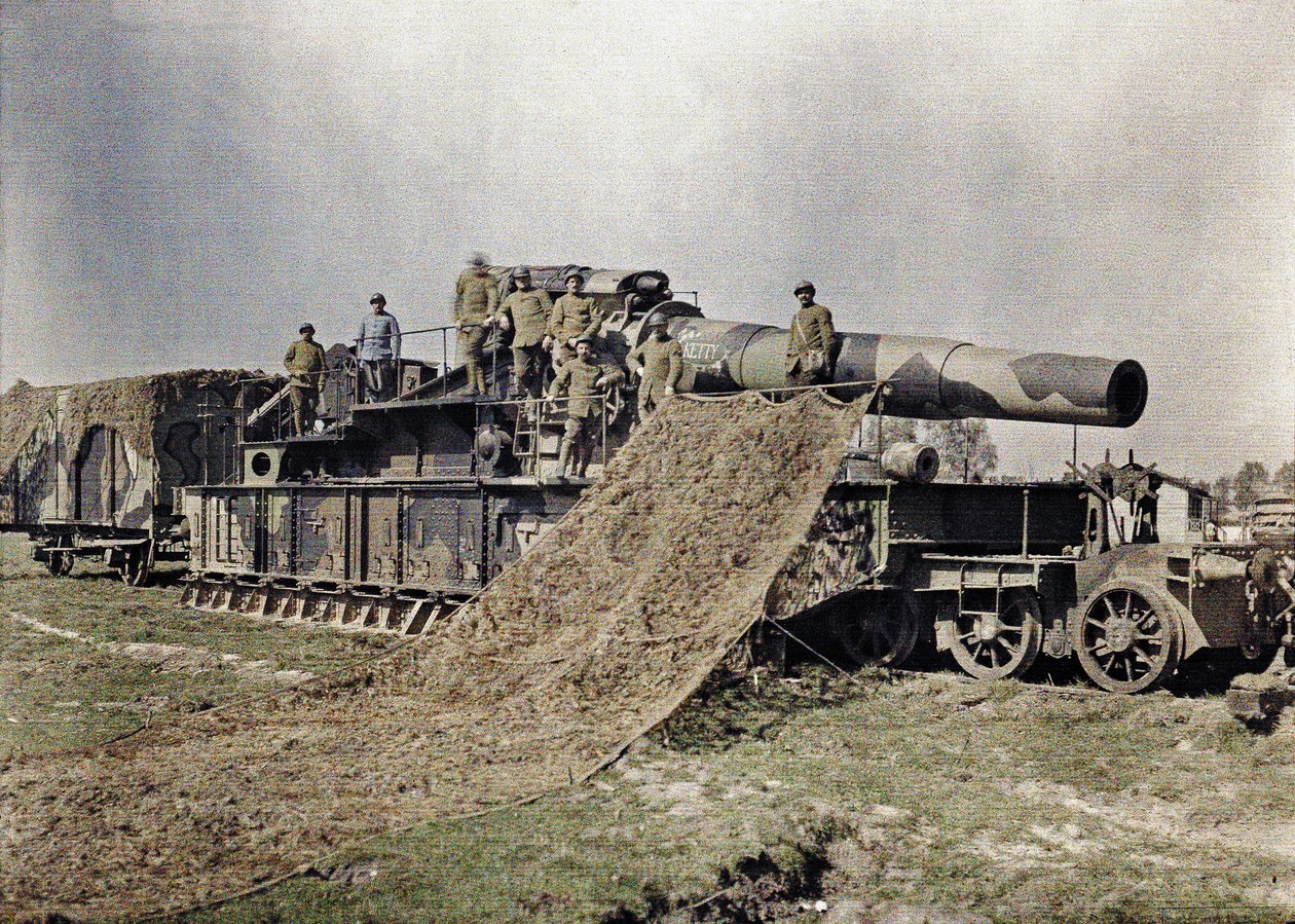 Oito soldados franceses estão camuflando uma ferrovia de 370 mm com a inscrição Keity, Noyon, Oise, França, 5 de setembro de 1917 (autocrômico) de Paul Castelnau