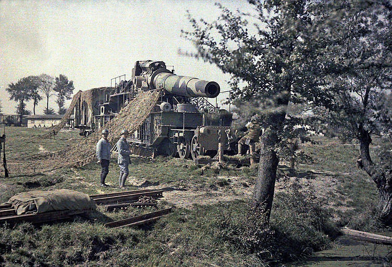 Soldados franceses estão camuflando uma ferrovia de 370 mm com a inscrição Keity, Noyon, Oise, França, 5 de setembro de 1917 (autocrômico) de Paul Castelnau