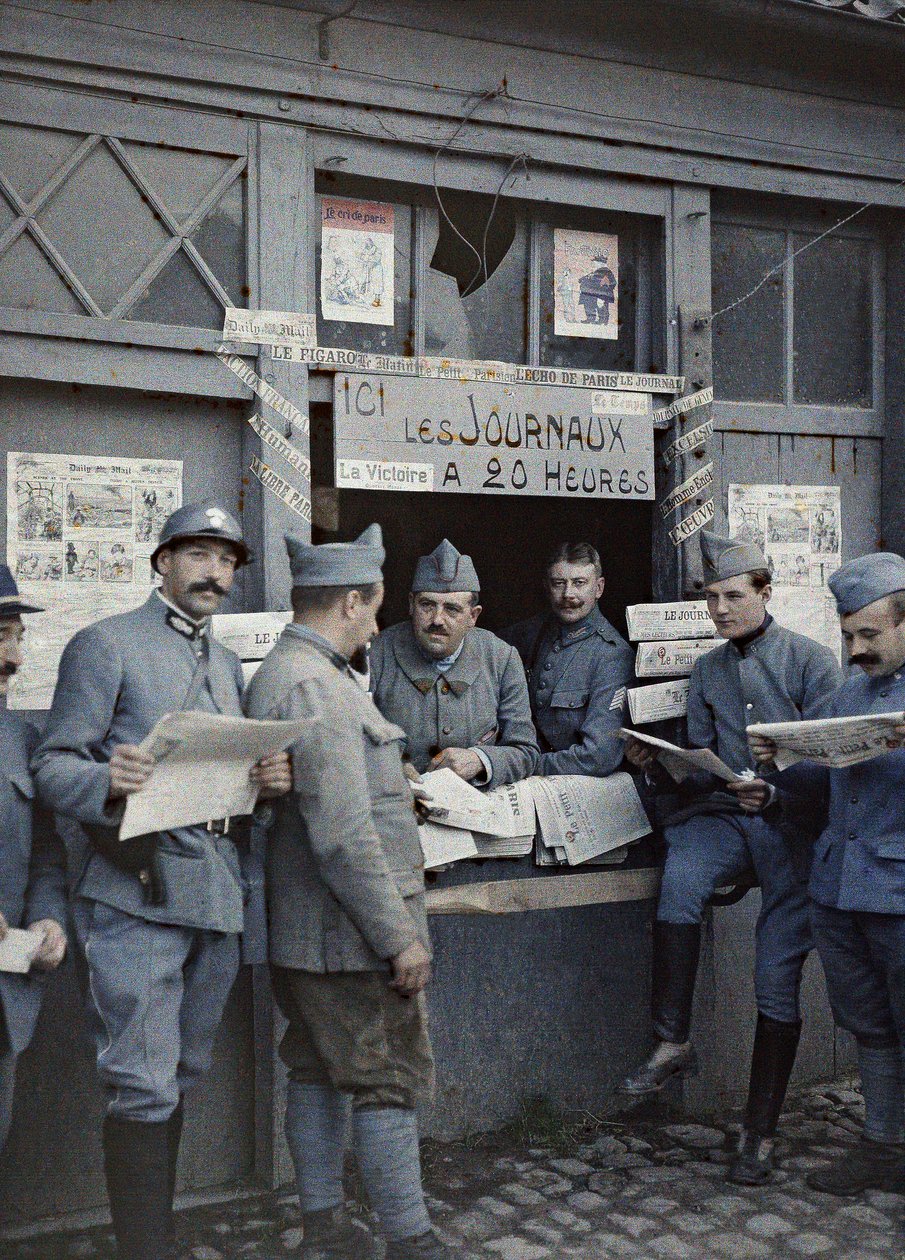 Soldados franceses comprando e lendo jornais em um quiosque em Rexpoede, departamento Nord, região Nord-Pas-de-Calais, França, 6 de setembro de 1917 (autocrômico) de Paul Castelnau