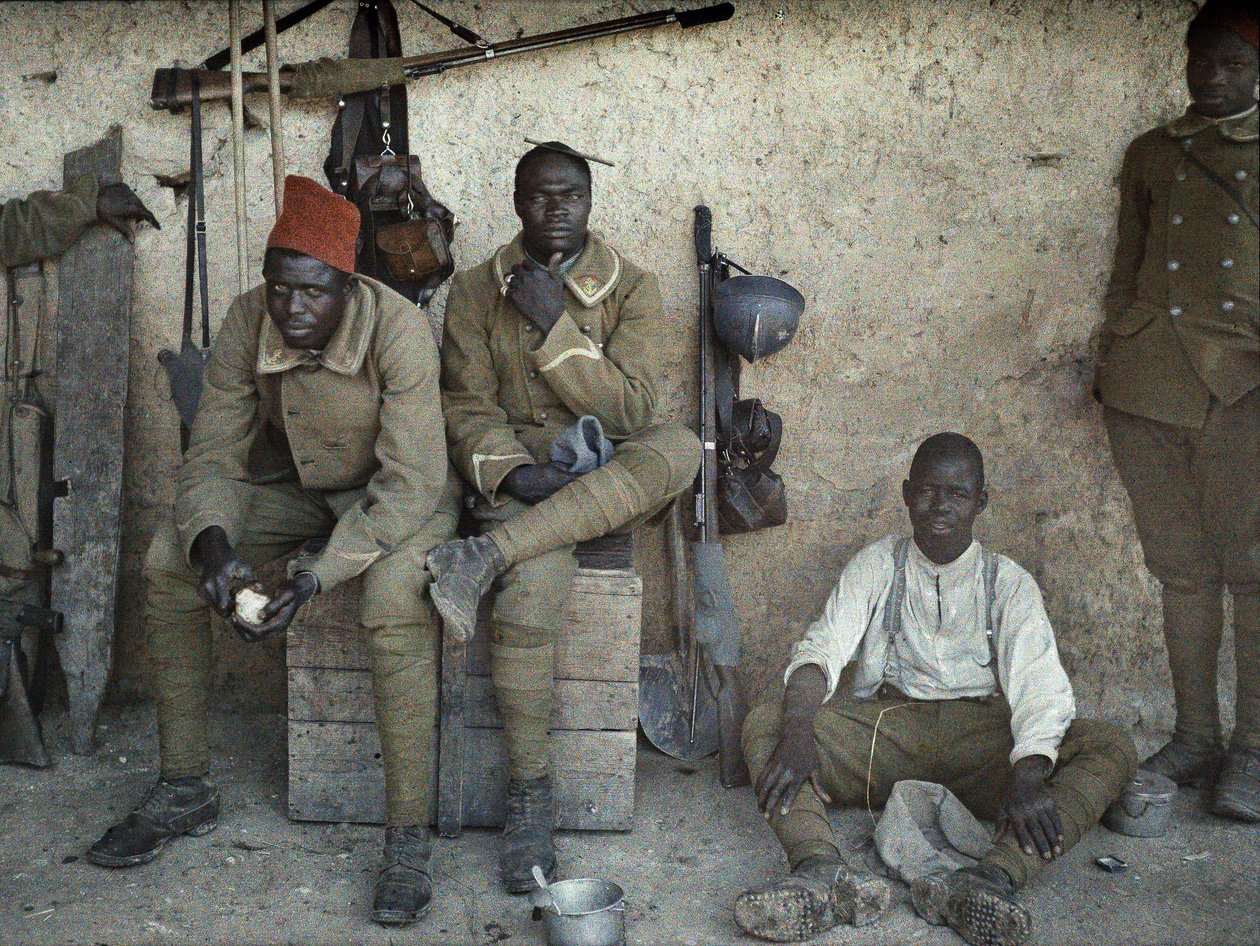 Soldados senegaleses servindo no exército francês como soldados de infantaria descansando em uma sala com armas e equipamentos, Saint-Ulrich, departamento Alto Reno, Alsácia, França, 16 de junho de 1917 (automático) de Paul Castelnau