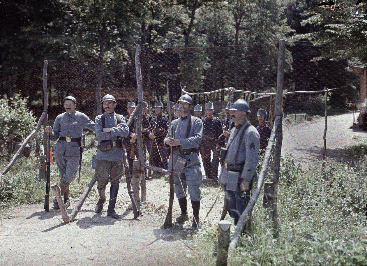 A fronteira entre a Suíça e a França no município Pfetterhouse, departamento Alto Reno, Alsácia, França, 19 de junho de 1917 (autocrômico) de Paul Castelnau