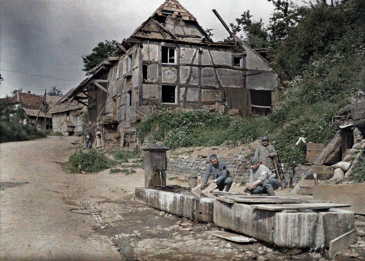 Dois soldados franceses atribuídos a uma estação telefônica lavando sua roupa em um cocho, Largitzen, departamento Alto Reno, Alsácia, França, 18 de junho de 1917 (autocrômico) de Paul Castelnau
