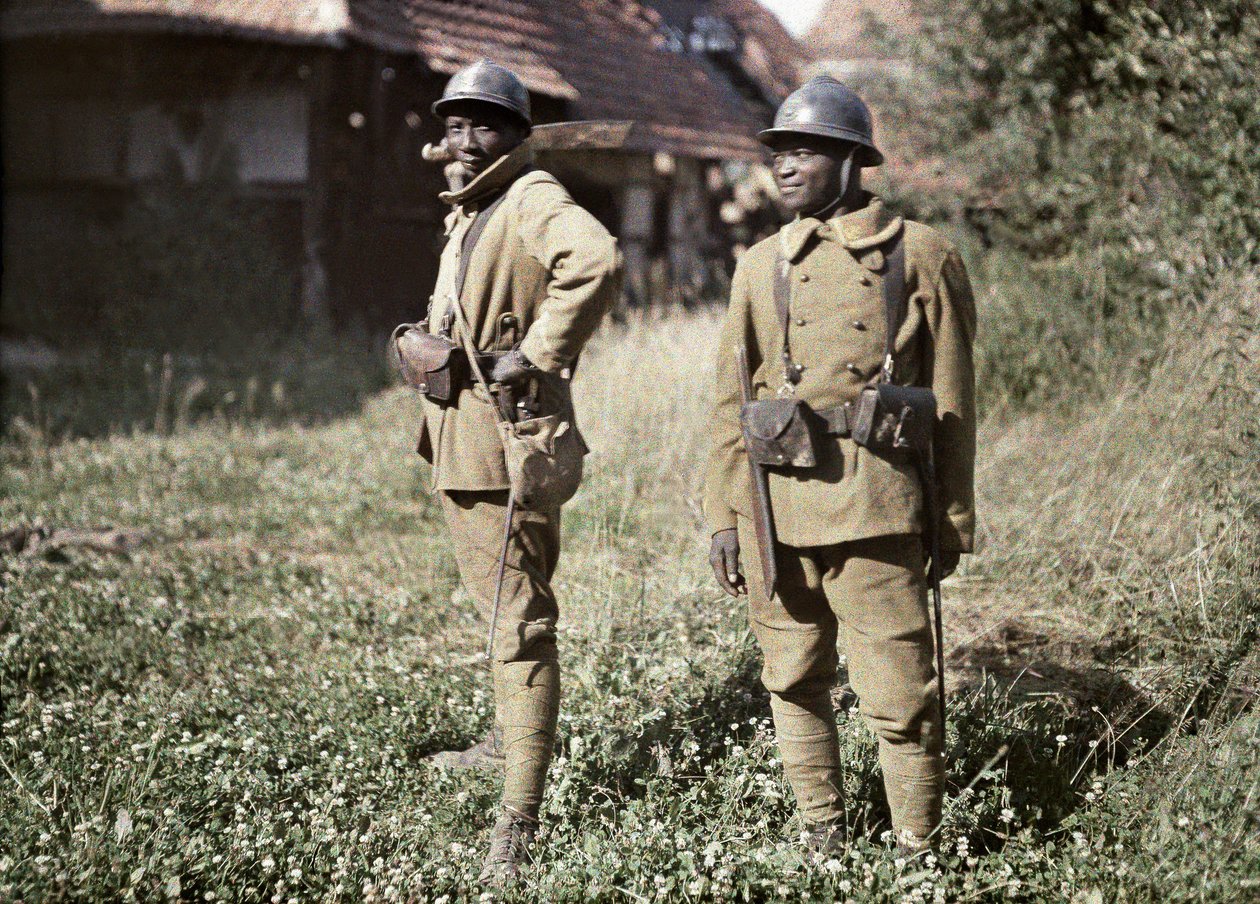 Dois soldados senegaleses servindo no exército francês como soldados de infantaria, França, 22 de junho de 1917 (autocrômico) de Paul Castelnau