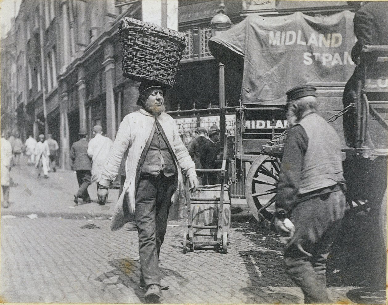 Porteiros de peixe no mercado de Billingsgate, 1893 de Paul Martin