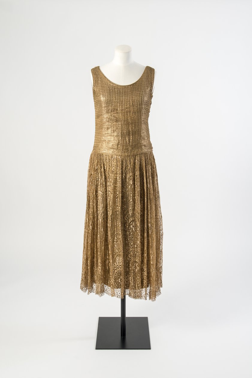 Vestido de noite dourado em seda lamé revestido com corpete de treliça e saia de renda dourada, final dos anos 1920 (seda) de Paul Poiret