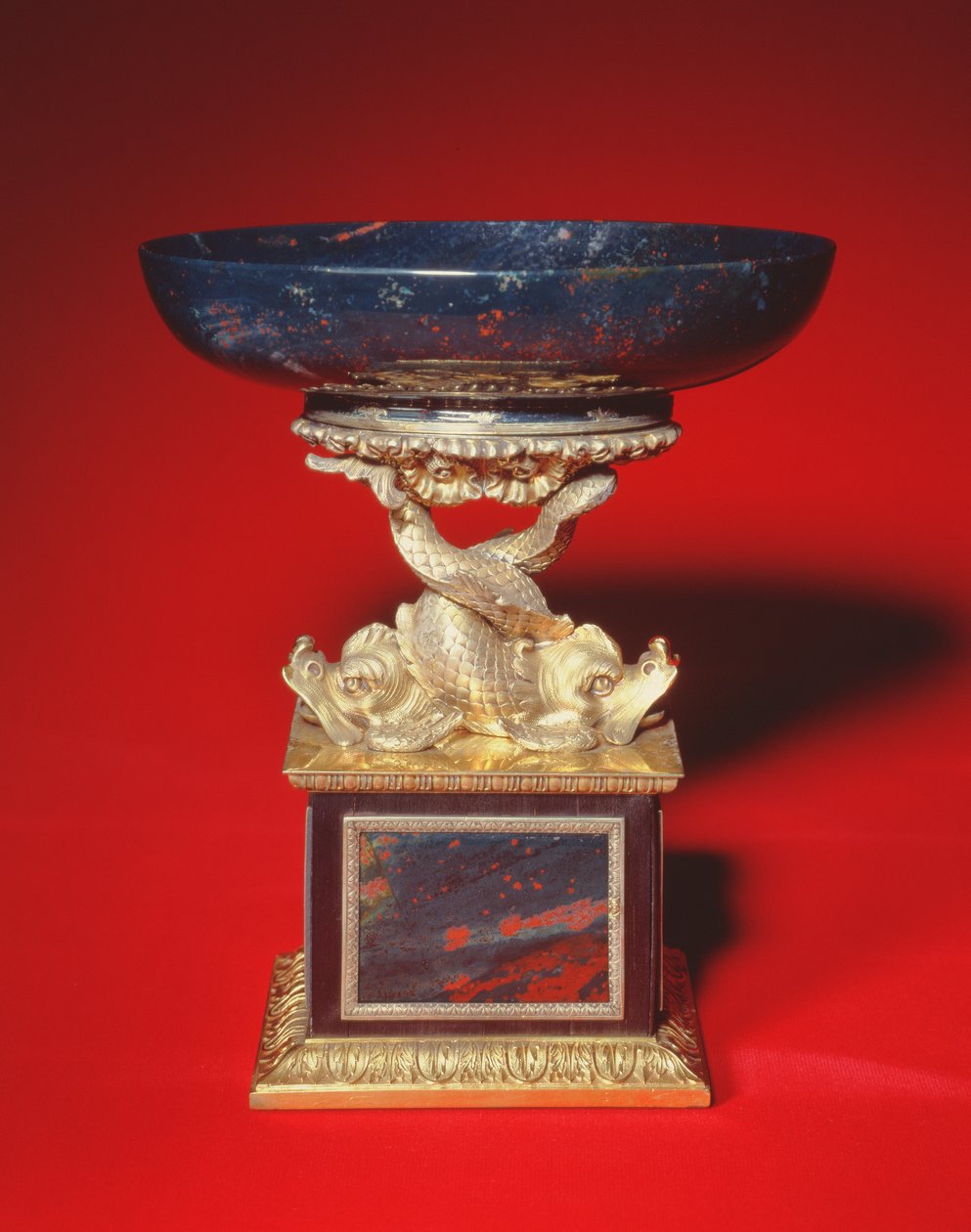 Bacia Bloodstone e configuração, 1824 (prata dourada e pedra de sangue) de Paul Storr