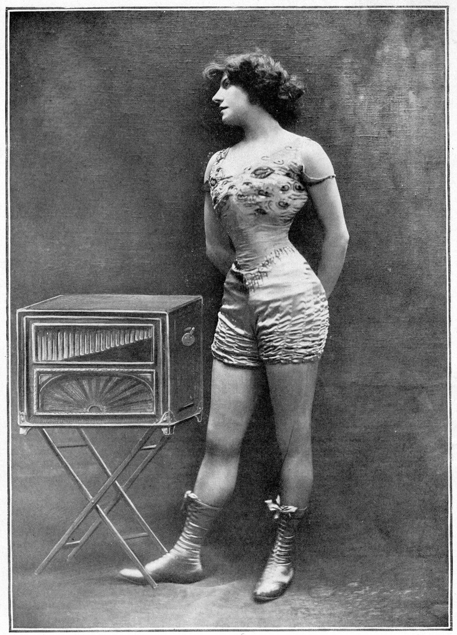 A atriz Polar posando ao lado de um órgão bárbaro, usando o traje que usava na peça "Le friquet", ilustração do livro de Willy, "Anches et embouchures"(foto) de Paul Berger