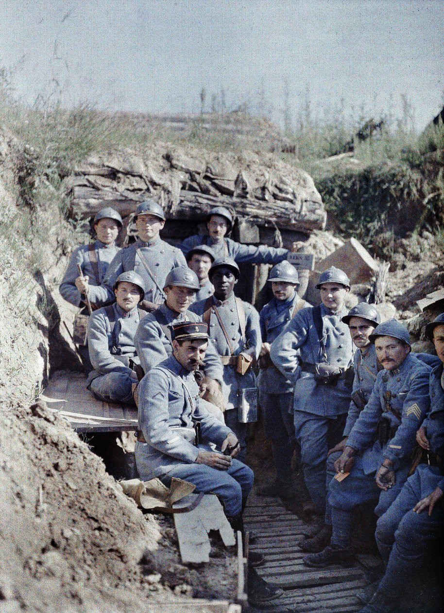 Um grupo de soldados franceses em uma trincheira na linha de frente, Hirtzbach, departamento Alto Reno, Alsácia, França, 16 de junho de 1917 (autocrômico) de Paul Castelnau