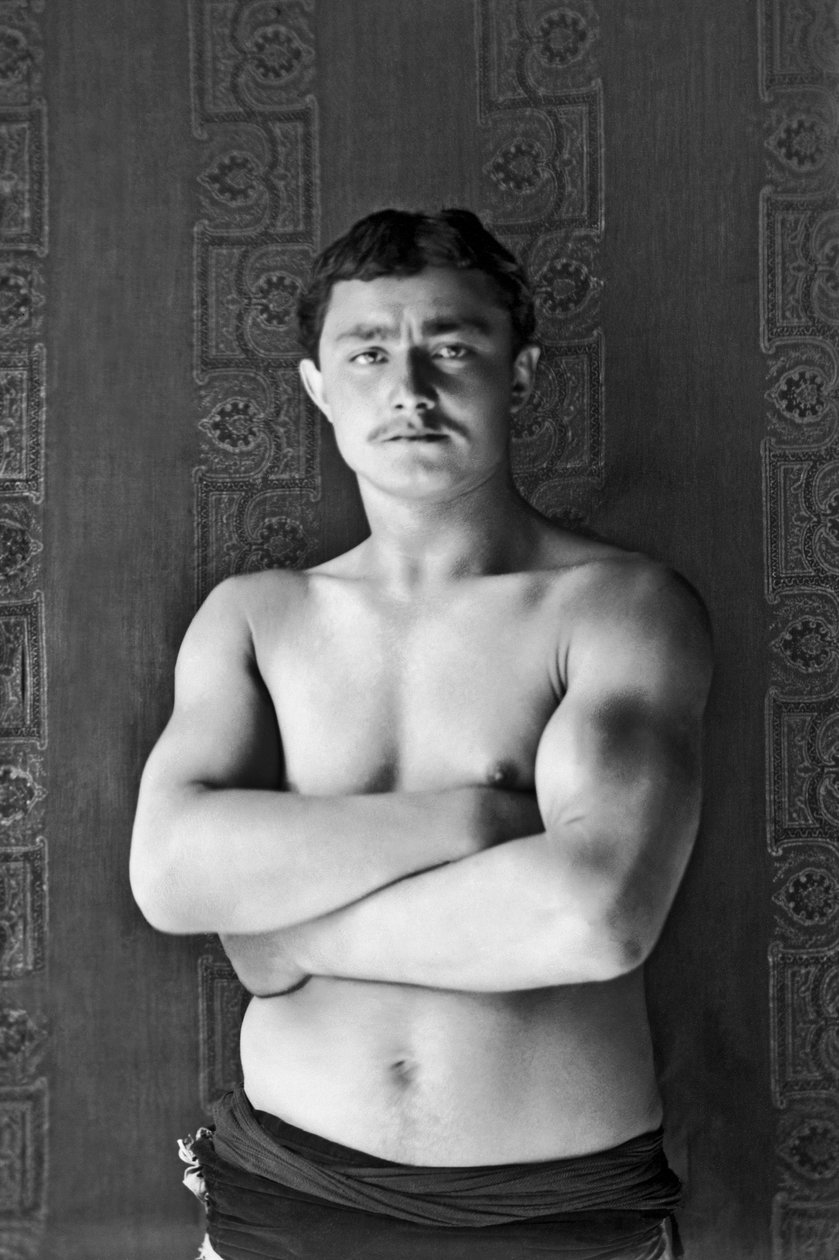 Retrato de um lutador de circo itinerante, passando por Andelot Blancheville (Haute Marne). Fotografia, por volta de 1886, de Paul Emile Theodore Ducos (1849-1913). de Paul Emile Theodore Ducos