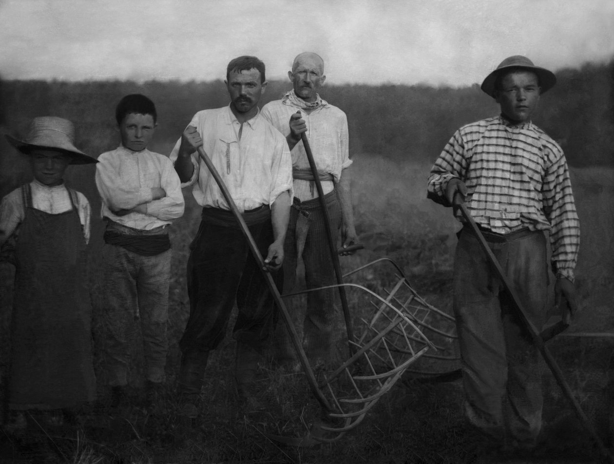 Retrato de trabalhadores agrícolas, adultos e crianças, da região de Chaumont (Haute Marne) durante a feno. Fotografia, por volta de 1886, de Paul Emile Theodore Ducos (1849-1913). de Paul Emile Theodore Ducos