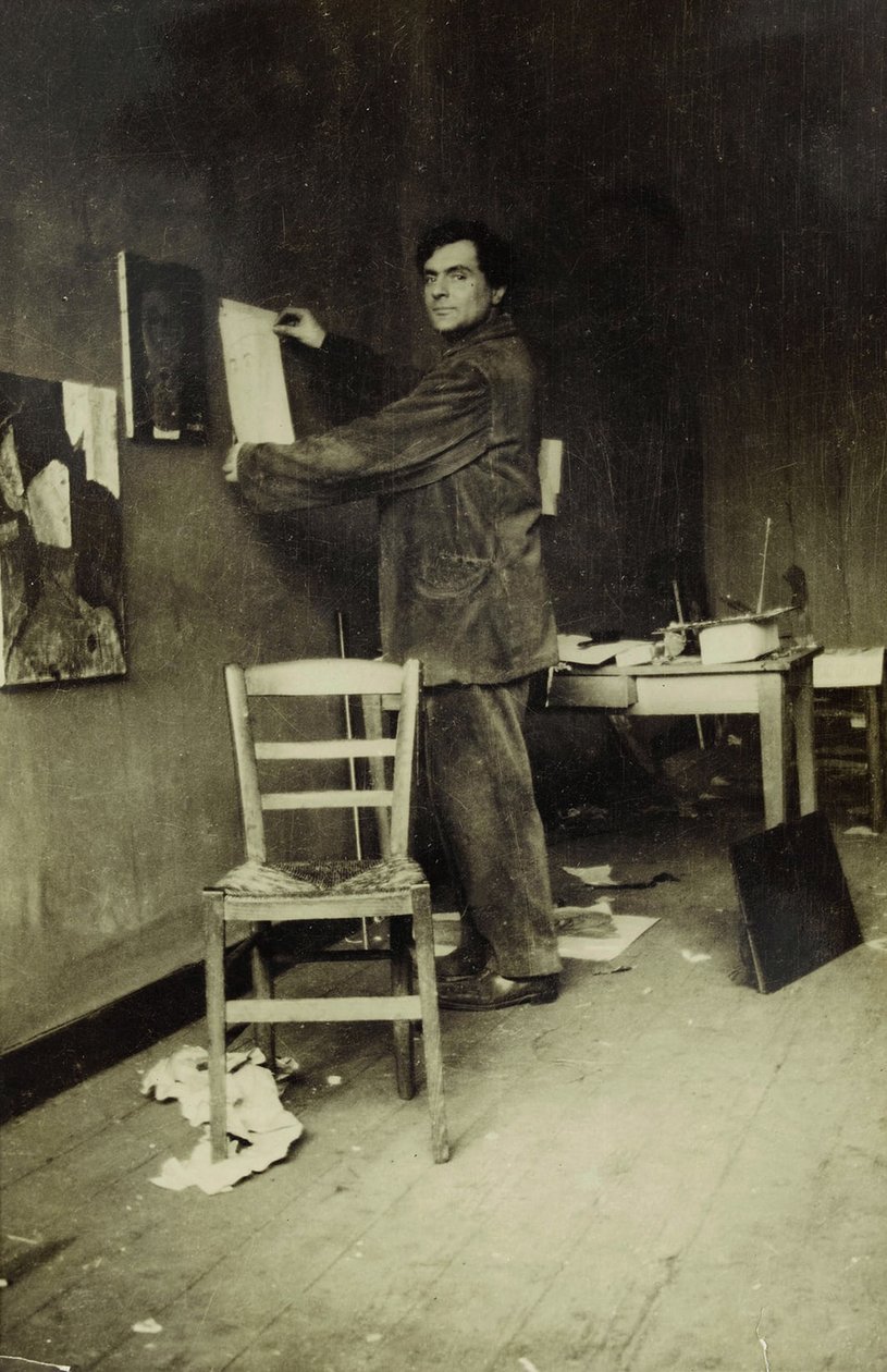 Amedeo Modigliani no seu estúdio, c.1915 (foto a p/b) de Paul Guillaume