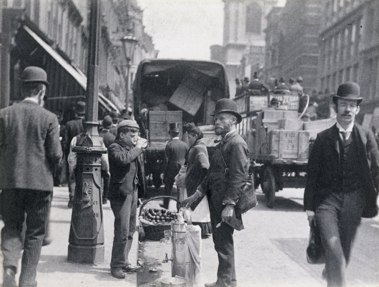 Sorvete ou vendedor de água em Cheapside, 1893 de Paul Martin