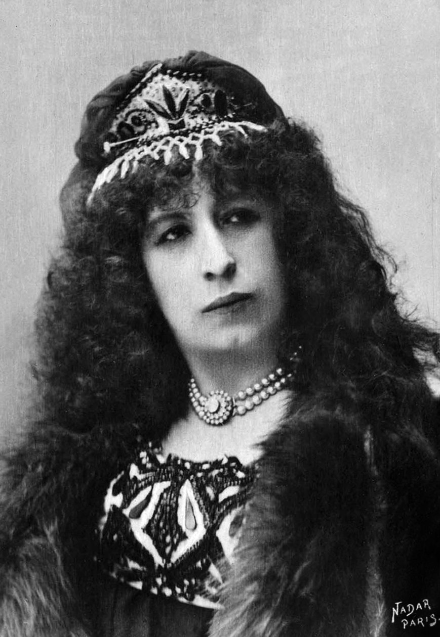 Aimee Tessandier (n.1851-), atriz e cantora francesa, fotografada por Paul Nadar entre 1890 e 1905, extraída da coleção Felix Potin, 500 celebridades contemporâneas, cantores de ópera e dramaturgos franceses de Paul Nadar
