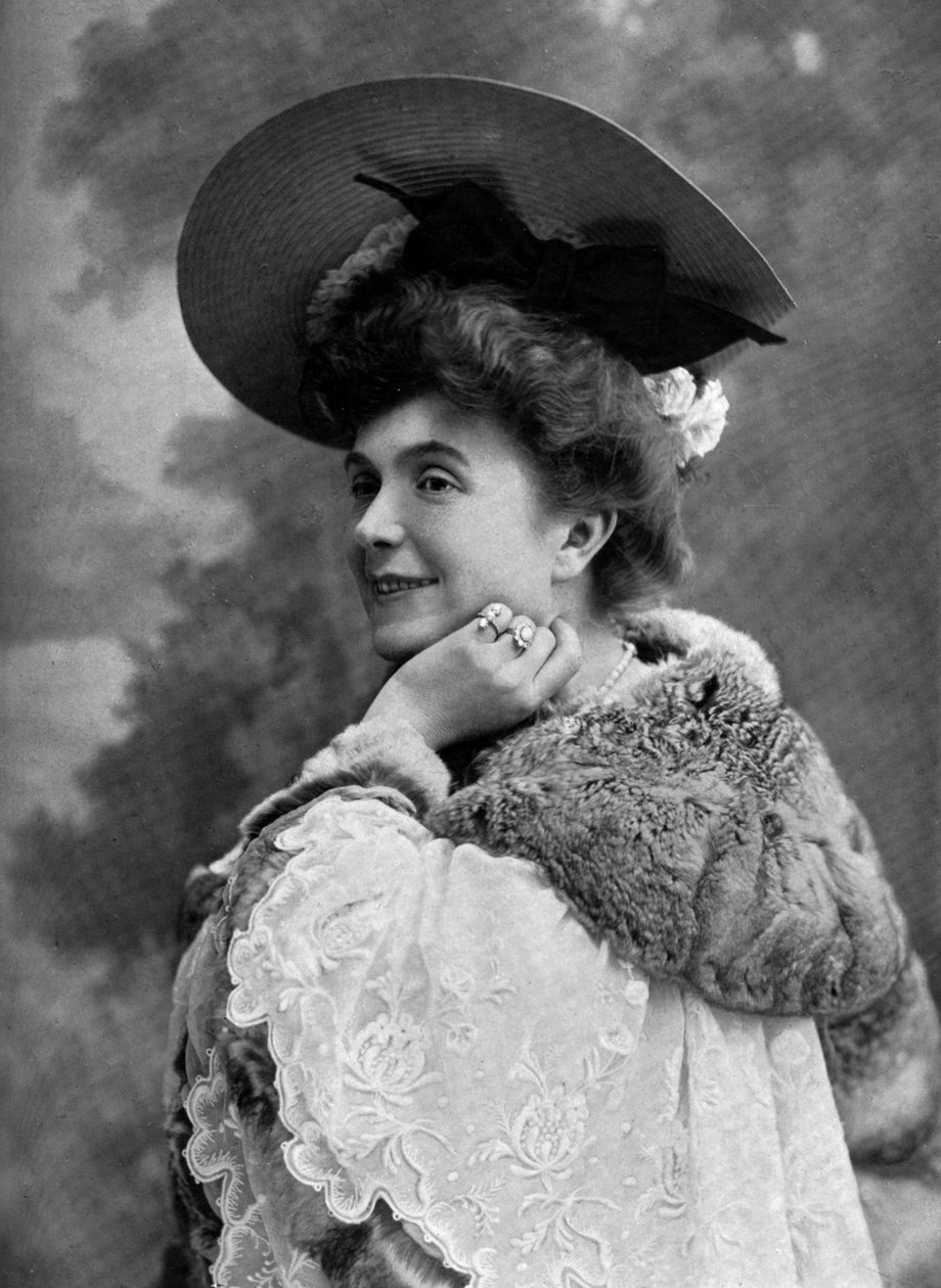 A comediante francesa Jeanne Thomassin no papel de Suzanne Radiguet na peça "Les trois Anabaptistes" em Paris, foto do jornal francês "Le Theatre", outubro de 1904 de Paul Nadar