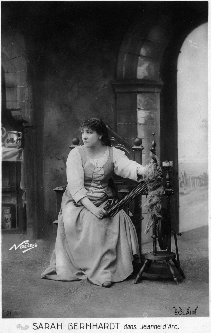 Henriette Rosine Bernard também conhecida por Sarah Bernhardt (1844-1923) como "Joana of Arc" por Jules Barbier de Paul Nadar