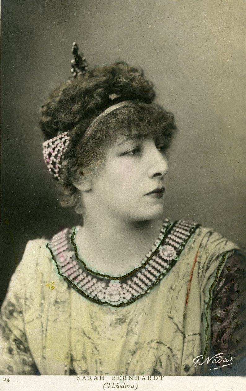 Henriette Rosine Bernard também conhecida por Sarah Bernhardt (1844-1923) como "Théodora", peça de Victorien Sardou, em 1884 (foto) de Paul Nadar