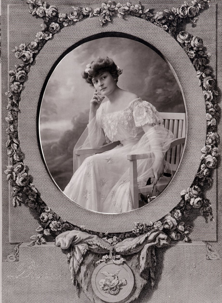 Retrato de uma senhora sentada em um banco oval, em um fundo decorado com flores de Paul Nadar