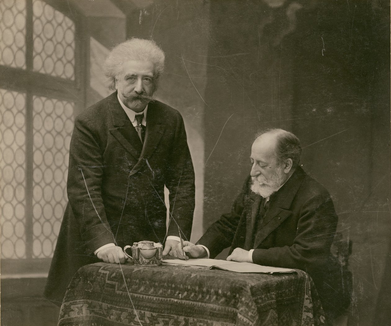 [Dois homens no interior, provavelmente René Thorel e Hollman] de Paul Nadar