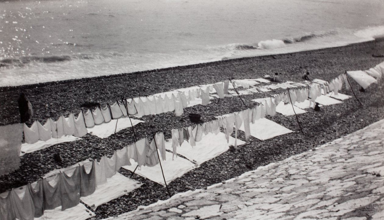 Roupa a secar na praia, Nice de Paul Nash