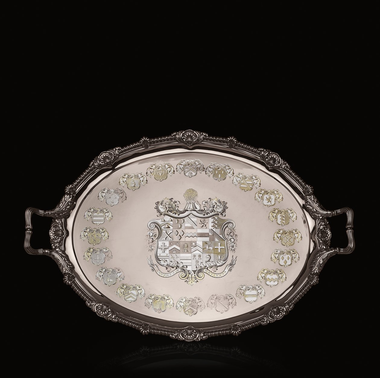 Bandeja de chá George III com gravura heráldica de Paul Storr