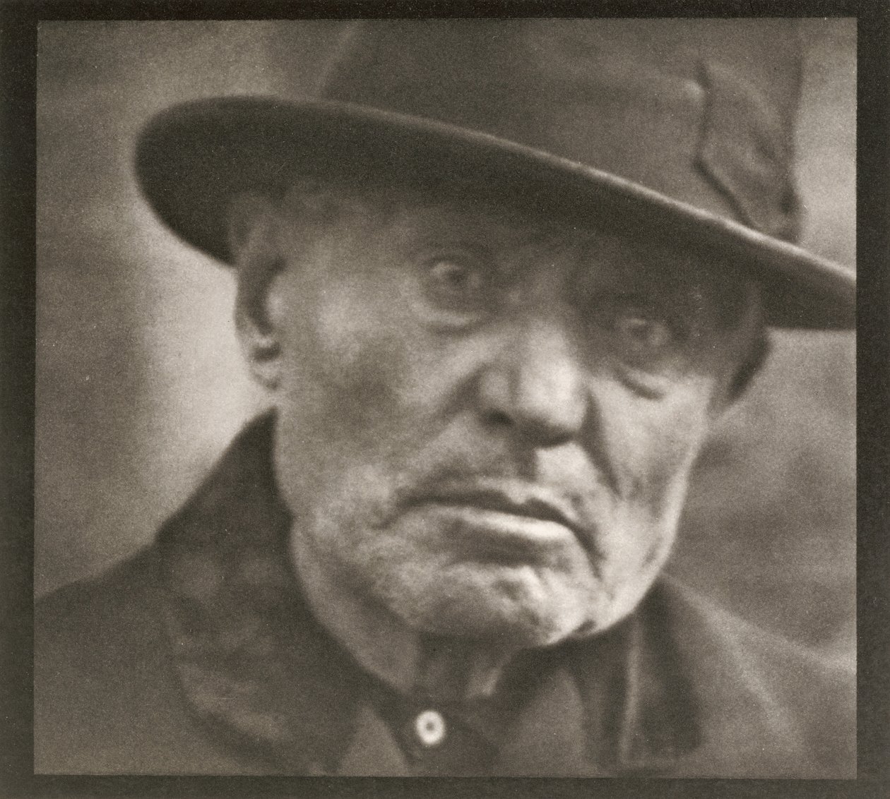 Fotografia - Nova Iorque [Homem - Praça Five Points] de Paul Strand
