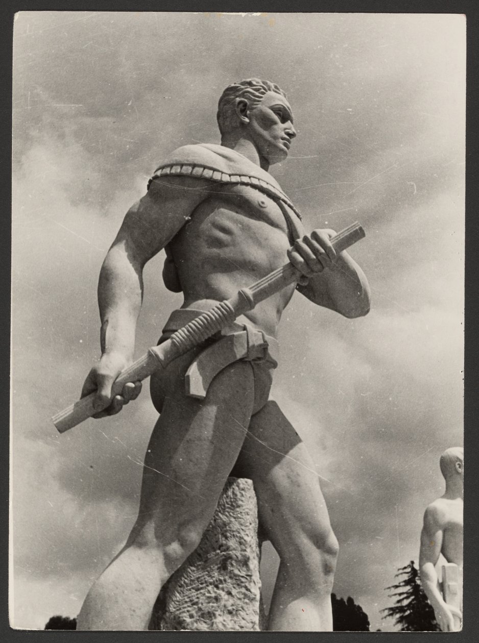 Escultura moderna num campo desportivo de Paul Wolff