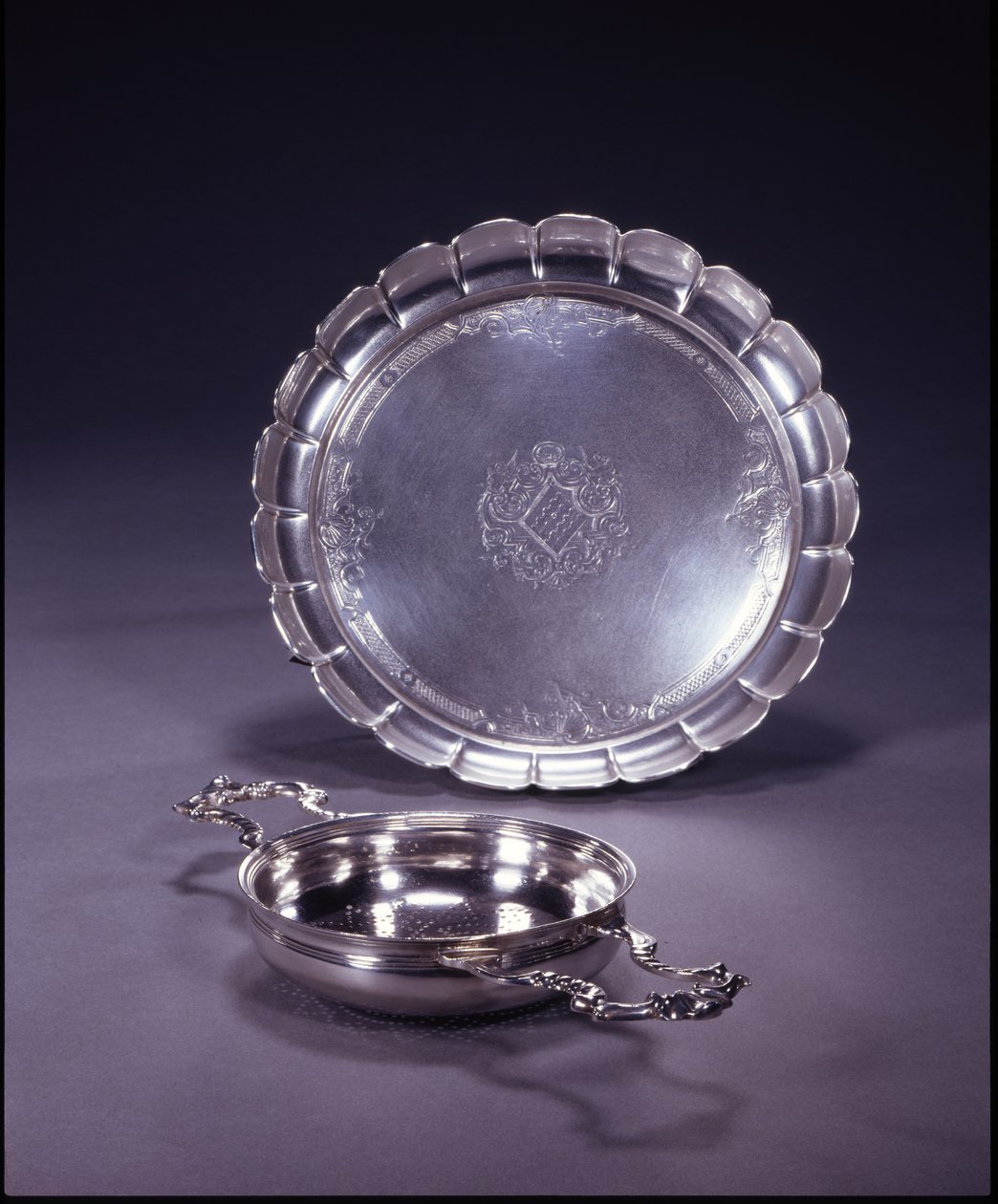 Peneira laranja George II, tigela circular com duas conchas perfuradas e alças de rolagem (prata) de Paul de Lamerie