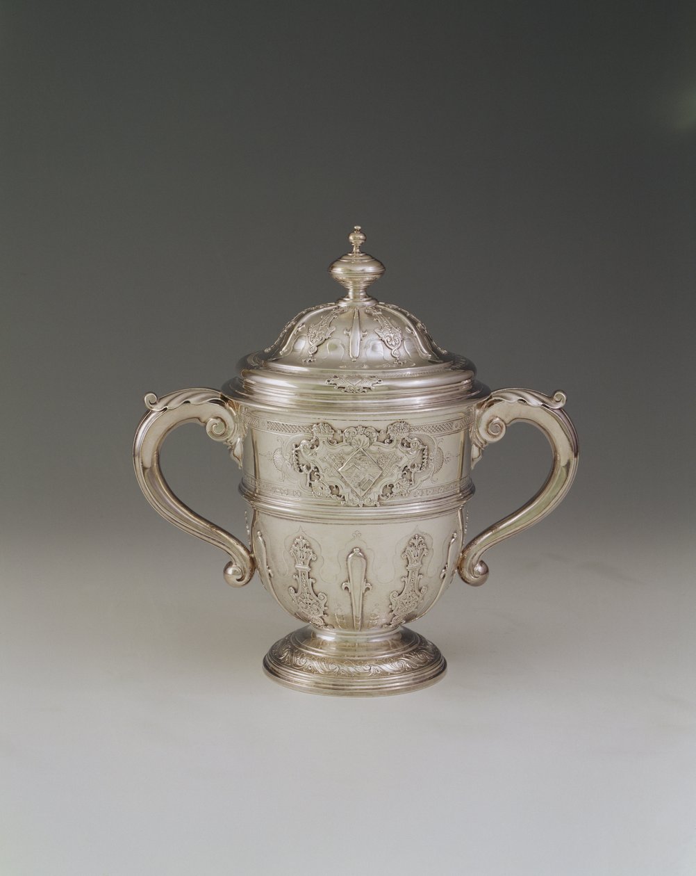 Copo com duas alças e tampa, 1730-31 de Paul de Lamerie