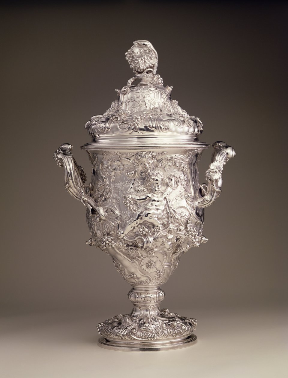 Copo com duas alças e tampa, 1742-43 de Paul de Lamerie