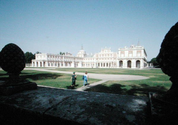 O Palácio Real e jardins, reconstruídos a partir de 1715 (foto) de Pedro Caro Idrogo