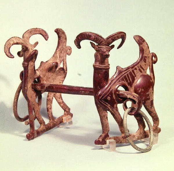 Cavalinhos decorados com dois ibexes, de Lorestan, Irão de Period Neo Elamite