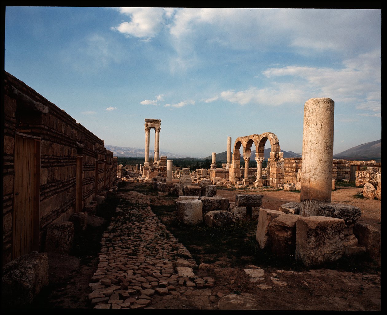 Vista da cidade, 705-710 d.C. de Period Umayyad