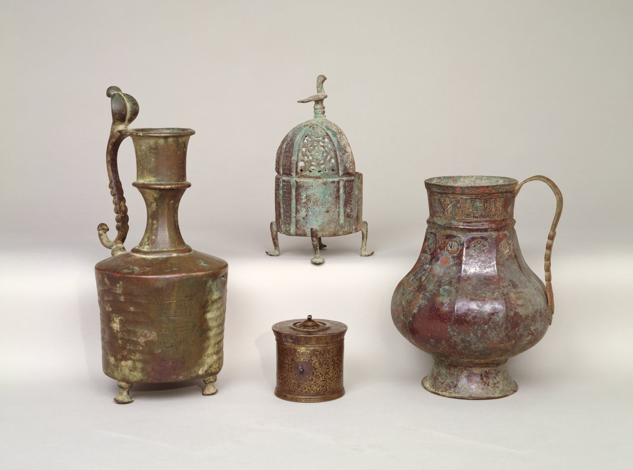 Incensário, jarro, tinteiro e jarro do século XII-XIII (bronze) de Persian School
