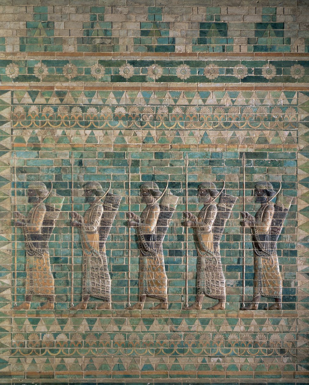 Friso de arqueiros dos reis persas, do palácio de Dario, o Grande (548-486 aC) em Susa, Irã, período Aquemênida, c.500 aC (tijolo policromado) (ver também 24958 e 71521) de Persian School
