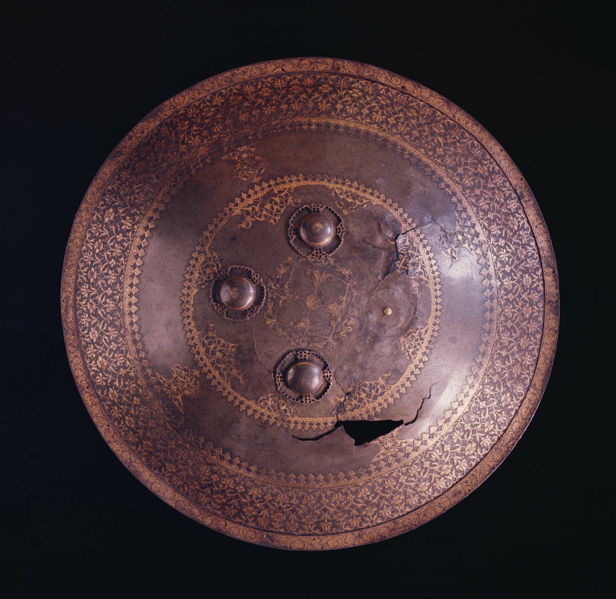 Escudo de aço com intrincada decoração de ouro de Persian School