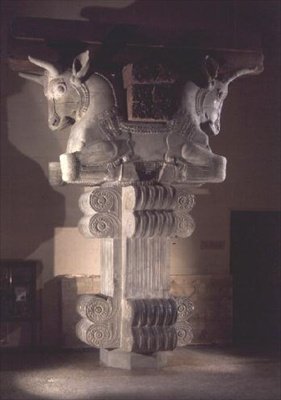 00317 Capital no estilo persa a partir de uma coluna no Apadana, do Palácio de Dario, o Grande em Susa, Irã, c.500 aC (calcário) (ver também 162697) de Persian School